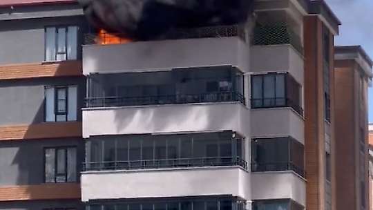 Gaziantep'te 8 katlı binada korkutan yangın