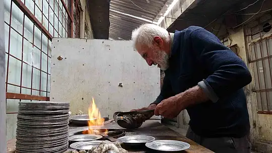 Gaziantep'te 80 yaşındaki kalay ustası mesleğini 70 yıldır sürdürüyor