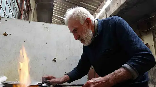 Gaziantep'te 80 yaşındaki kalay ustası mesleğini 70 yıldır sürdürüyor