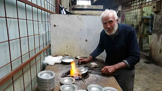 Gaziantep'te 80 yaşındaki kalay ustası mesleğini 70 yıldır sürdürüyor