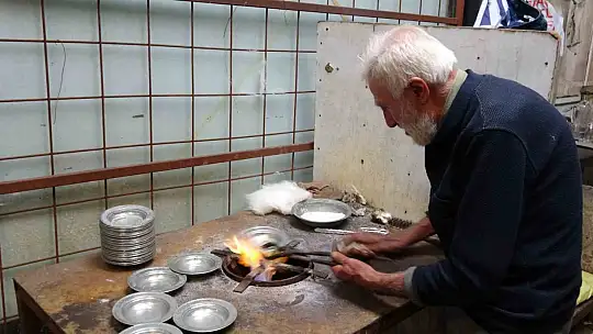 Gaziantep'te 80 yaşındaki kalay ustası mesleğini 70 yıldır sürdürüyor