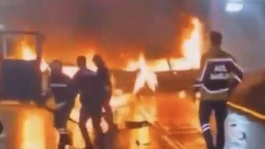 Gaziantep'te çarpışan iki otomobil alev topuna döndü