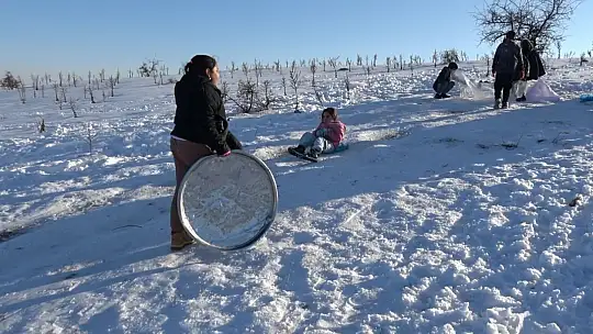 Gaziantep'te çocuklar tepsi, poşet ve leğenlerle kayarak eğlendi