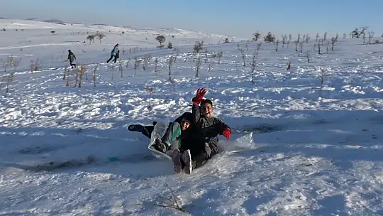Gaziantep'te çocuklar tepsi, poşet ve leğenlerle kayarak eğlendi