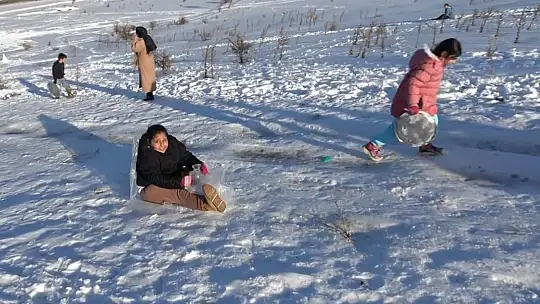 Gaziantep'te çocuklar tepsi, poşet ve leğenlerle kayarak eğlendi