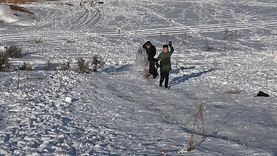 Gaziantep'te çocuklar tepsi, poşet ve leğenlerle kayarak eğlendi
