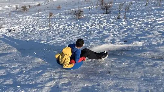 Gaziantep'te çocuklar tepsi, poşet ve leğenlerle kayarak eğlendi