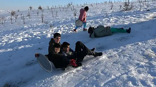 Gaziantep'te çocuklar tepsi, poşet ve leğenlerle kayarak eğlendi