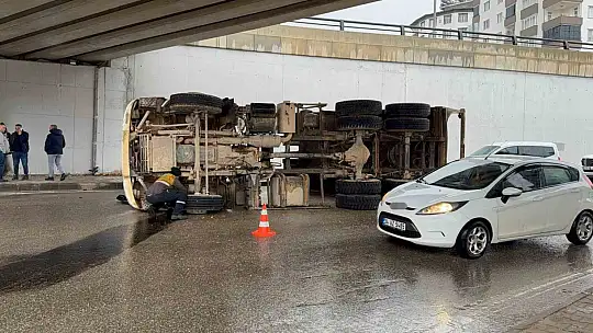 Gaziantep'te damperi köprüye çarpan kamyon yan yattı
