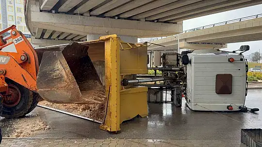 Gaziantep'te damperi köprüye çarpan kamyon yan yattı