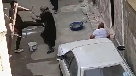 Gaziantep'te dehşete düşüren görüntüler: Annesini tekmeledi, ağabeyini defalarca bıçaklayarak öldürdü