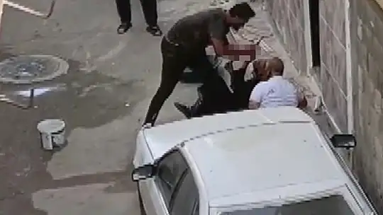 Gaziantep'te dehşete düşüren görüntüler: Annesini tekmeledi, ağabeyini defalarca bıçaklayarak öldürdü