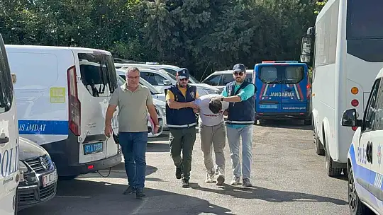 Gaziantep'te dehşete düşüren görüntüler: Annesini tekmeledi, ağabeyini defalarca bıçaklayarak öldürdü
