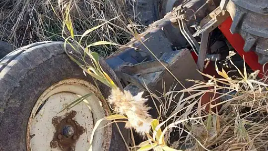 Gaziantep'te devrilen traktörün sürücüsü hayatını kaybetti