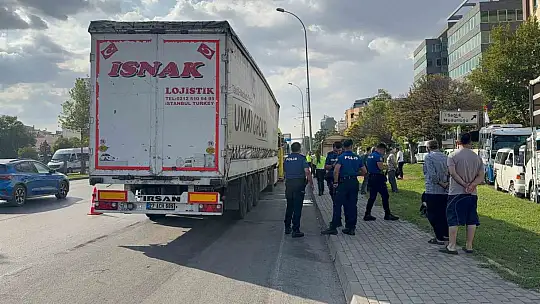 Gaziantep'te durakta yolcu alan halk otobüsüne tır çarptı: 2'si ağır 3 yaralı