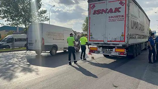 Gaziantep'te durakta yolcu alan halk otobüsüne tır çarptı: 2'si ağır 3 yaralı