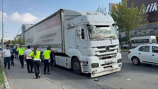 Gaziantep'te durakta yolcu alan halk otobüsüne tır çarptı: 2'si ağır 3 yaralı
