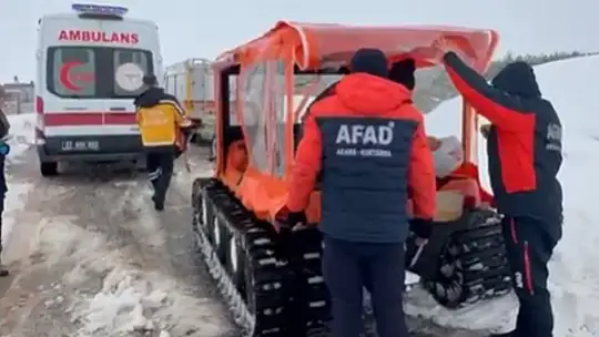 Gaziantep'te düşük riski olan hamile kadın paletli kar aracıyla kurtarıldı