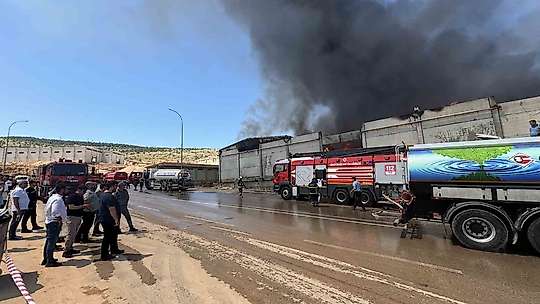 Gaziantep'te fabrika yangınına müdahale sürüyor