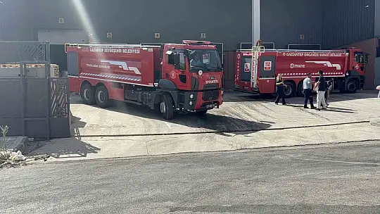 Gaziantep'te fabrika yangınında 2 kişi dumandan etkilendi