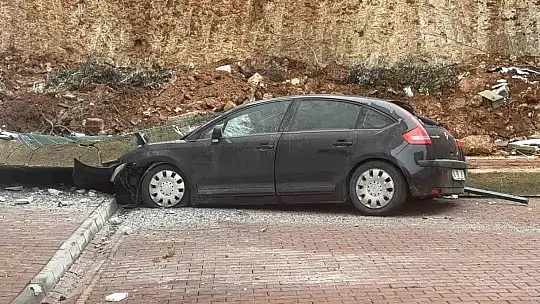 Gaziantep'te facianın eşiğinden dönüldü: Sitenin istinat duvarı araçların üzerine çöktü