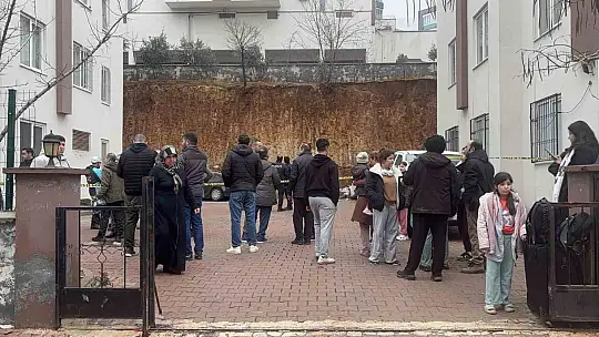 Gaziantep'te facianın eşiğinden dönüldü: Sitenin istinat duvarı araçların üzerine çöktü