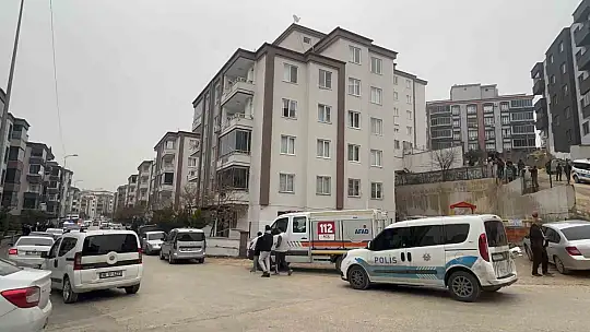 Gaziantep'te facianın eşiğinden dönüldü: Sitenin istinat duvarı araçların üzerine çöktü