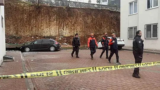 Gaziantep'te facianın eşiğinden dönüldü: Sitenin istinat duvarı araçların üzerine çöktü