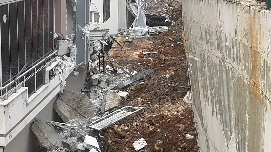 Gaziantep'te facianın eşiğinden dönüldü: Sitenin istinat duvarı araçların üzerine çöktü