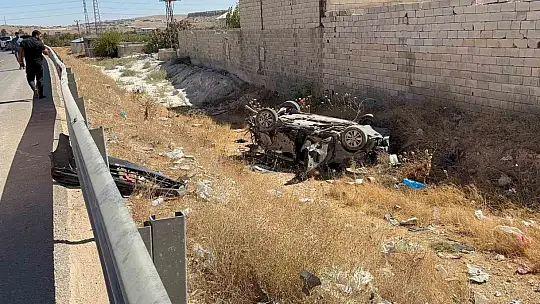 Gaziantep'te hafif ticari aracın çarptığı otomobil ters döndü: Aynı aileden 4'ü çocuk 6 yaralı