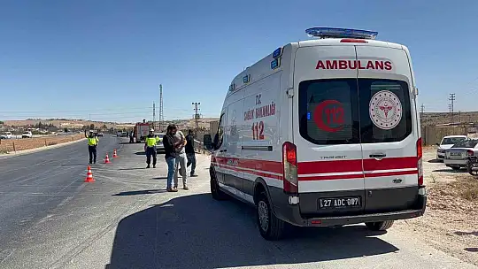 Gaziantep'te hafif ticari aracın çarptığı otomobil ters döndü: Aynı aileden 4'ü çocuk 6 yaralı
