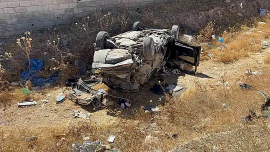 Gaziantep'te hafif ticari aracın çarptığı otomobil ters döndü: Aynı aileden 4'ü çocuk 6 yaralı