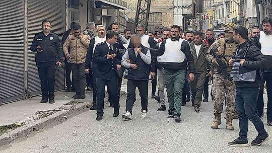 Gaziantep'te hareketli dakikalar: 5 kişiyi rehin aldı, polise ateş açtı, yakalandı