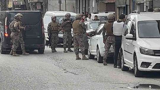 Gaziantep'te hareketli dakikalar: 5 kişiyi rehin aldı, polise ateş açtı, yakalandı