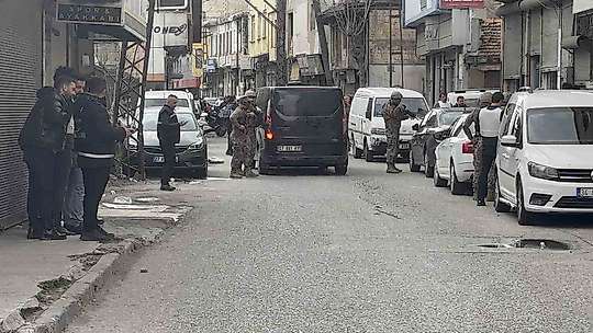 Gaziantep'te hareketli dakikalar: 5 kişiyi rehin aldı, polise ateş açtı, yakalandı