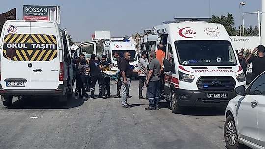 Gaziantep'te işçi servisi tıra arkadan çarptı: 11 yaralı