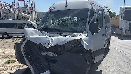 Gaziantep'te işçi servisi tıra arkadan çarptı: 11 yaralı