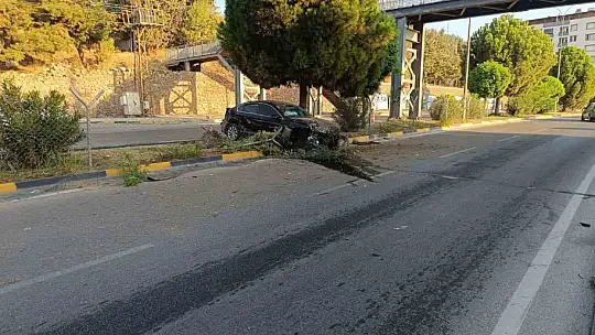 Gaziantep'te kontrolü kaybolan otomobil refüje çıktı: 1 yaralı