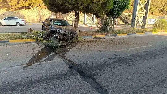 Gaziantep'te kontrolü kaybolan otomobil refüje çıktı: 1 yaralı