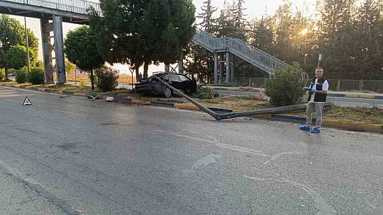 Gaziantep'te kontrolü kaybolan otomobil refüje çıktı: 1 yaralı