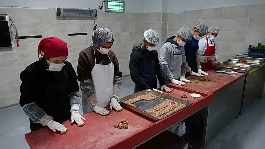 Gaziantep'te öğrenciler günde 12 bin kişiye yemek hazırlıyor
