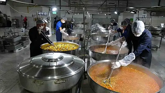 Gaziantep'te öğrenciler günde 12 bin kişiye yemek hazırlıyor