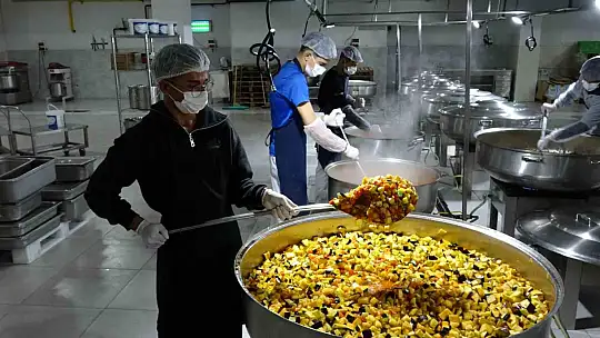 Gaziantep'te öğrenciler günde 12 bin kişiye yemek hazırlıyor