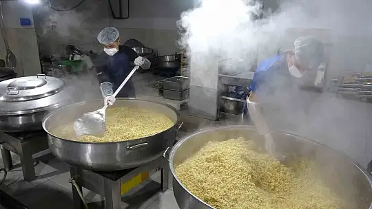 Gaziantep'te öğrenciler günde 12 bin kişiye yemek hazırlıyor