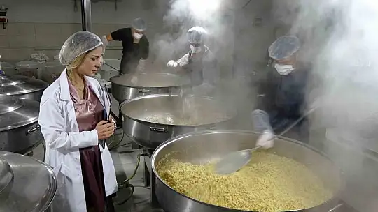 Gaziantep'te öğrenciler günde 12 bin kişiye yemek hazırlıyor