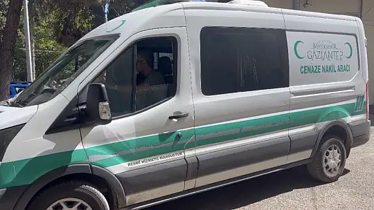 Gaziantep'te park halindeki tıra çarpan otomobildeki 3 kardeşten 2'si öldü