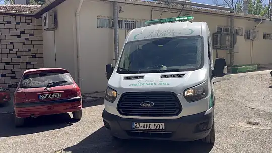 Gaziantep'te park halindeki tıra çarpan otomobildeki 3 kardeşten 2'si öldü