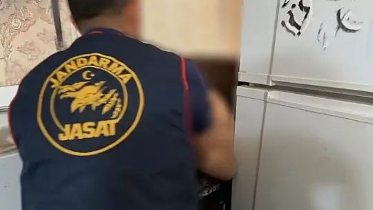 Gaziantep'te silahlı yağma suçundan aranan şahıs mutfak dolabında yakalandı