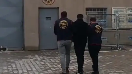 Gaziantep'te silahlı yağma suçundan aranan şahıs mutfak dolabında yakalandı