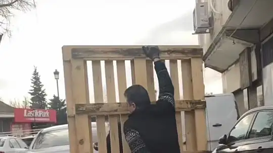 Gaziantep'te tehlikeli yolculuk: Motosiklet üzerinde palet taşıdı